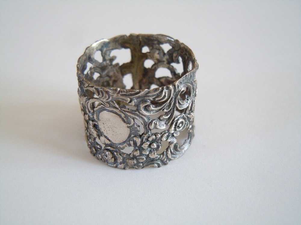 Small 835 CB Silver Napkin Ring With Pierced Pattern 8.6 G/2.7X2.0 Cm