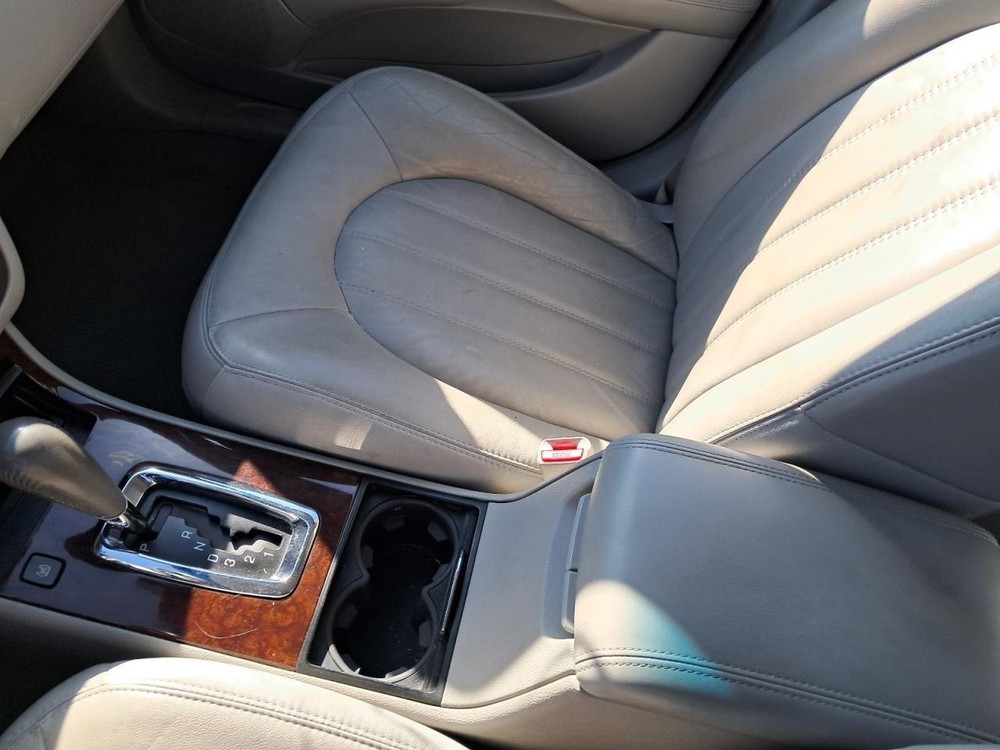 LUCERNE 2011 Glove Box 4857780