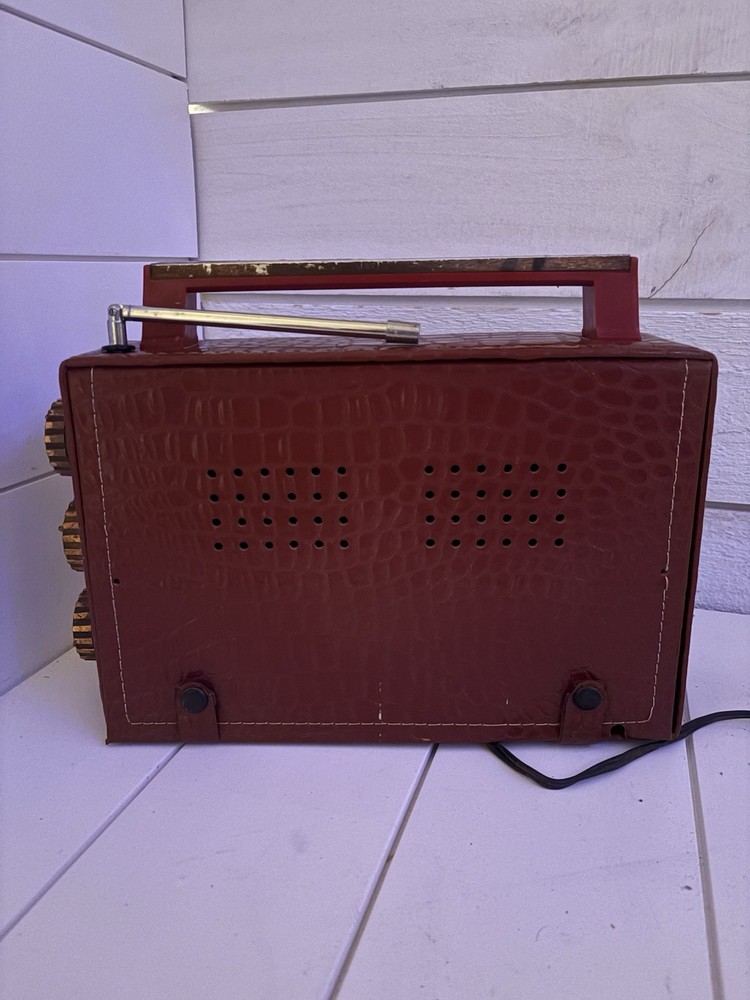 Rare Vintage Commodore Transistorized Solid State Radio Model 601 Powers On READ