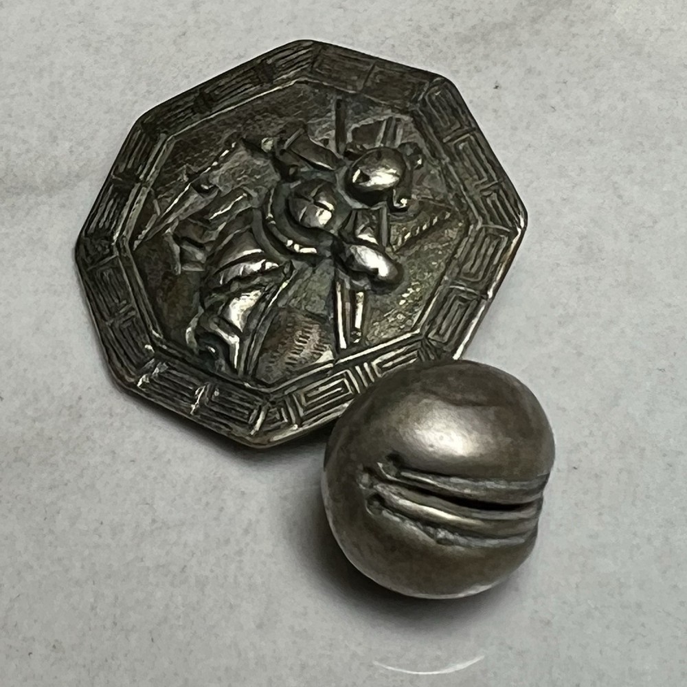 VINTAGE SAMURAI OR FIGURAL SILVER TOGGLE BUTTON Octagon shape 4.19g (Tiny hole )