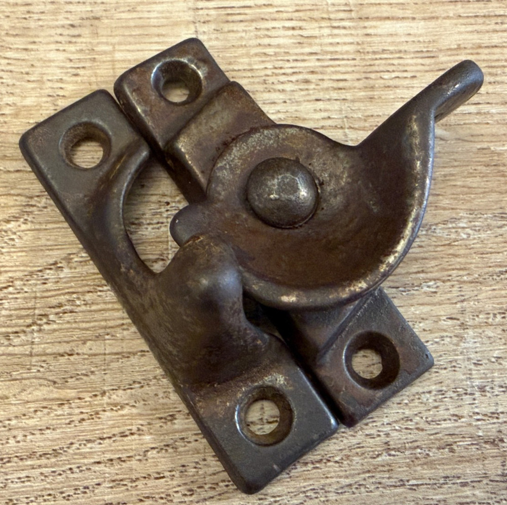 VINTAGE  METAL SASH LOCK SASH WINDOW LOCK WITH KEEP