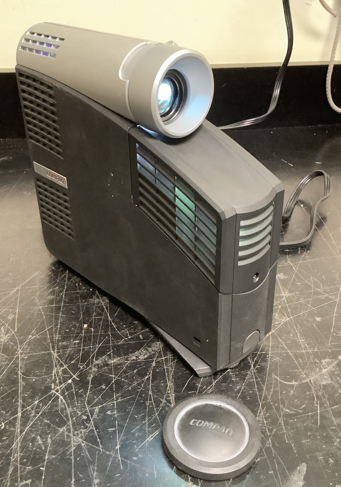 COMPAQ iPAQ MP1410 Projector with Case