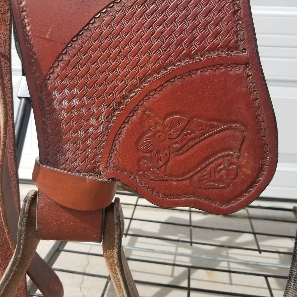 Western Saddle 17 inch tree, beautiful tooling