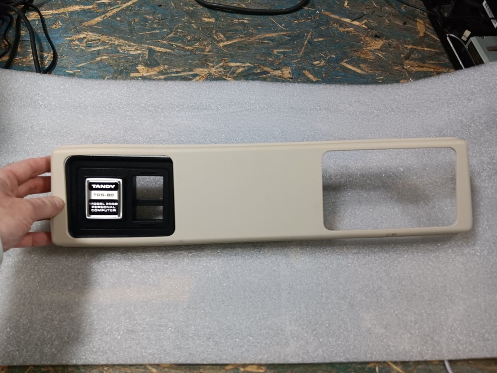 TANDY TRS-80 MODEL 2000 EXACT BROKEN POST/LABEL -EMPTY FRONT PANEL-CLEAN-SEE ALL