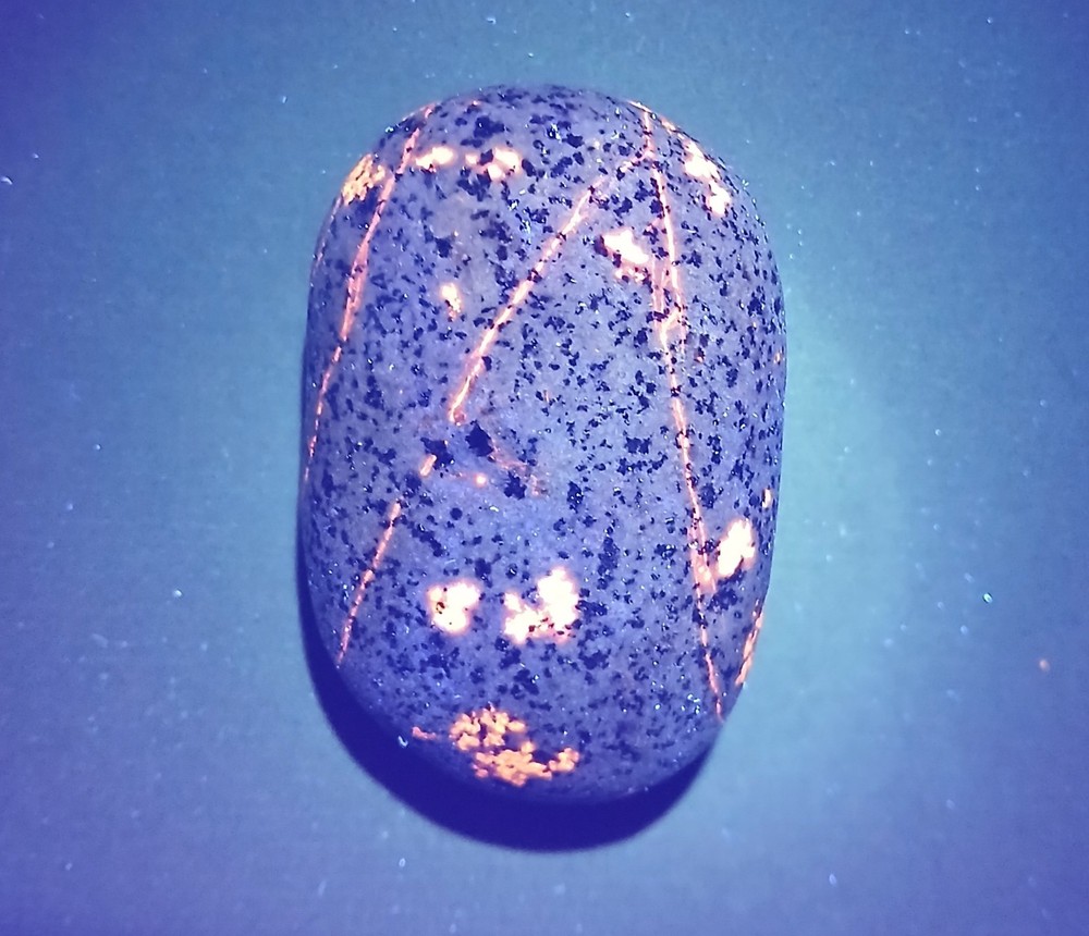 Fluorescent Sodalite (Yooperlite) - 3.8 oz. A Nice Bright Yooperlite