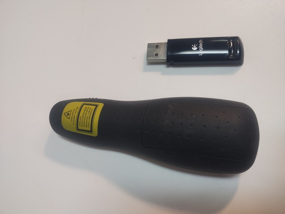 Logitech Wireless Presenter R400 Presentation Wireless remote with Laser Pointer