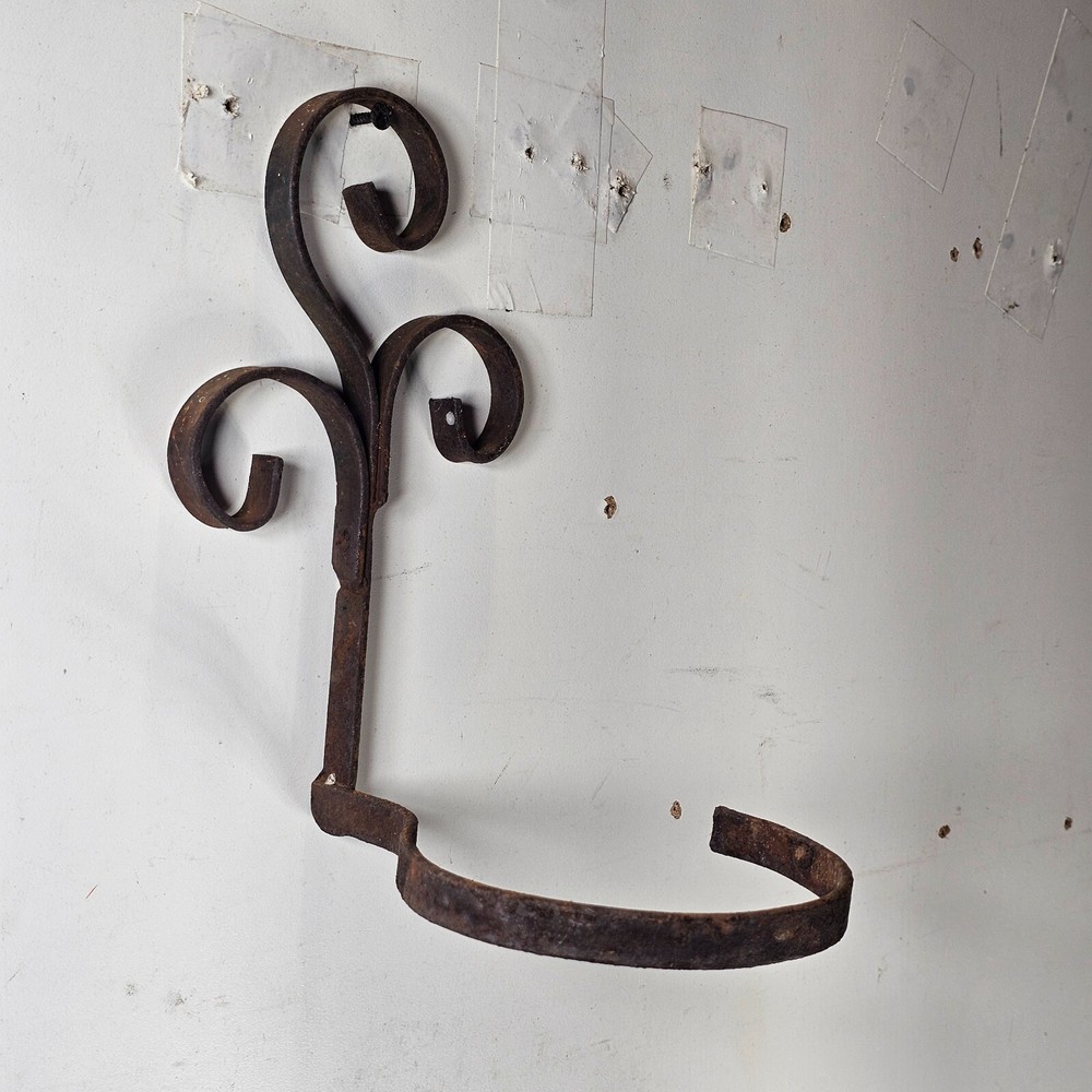 Single Pot Scroll Metal Wall Planter Rusty 8.75"H