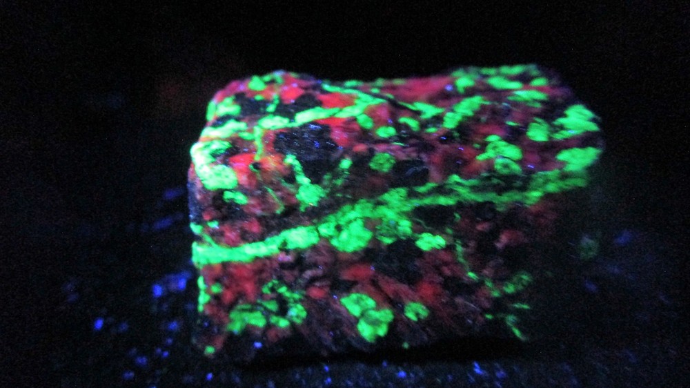 Classic Phosphorescent Franklin Fluorescent mineral rock T40