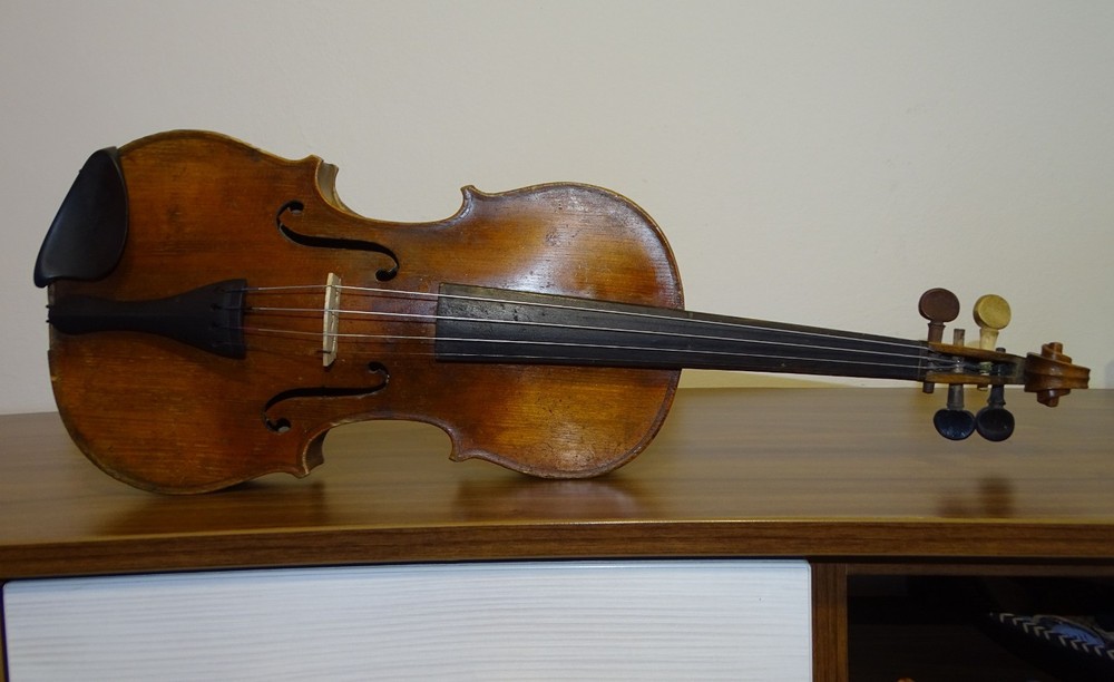 VERY OLD VIOLIN labelled JOHN SHAW (Nr. 221)
