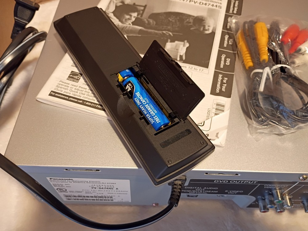 Panasonic PVD4744S Progressive Scan DVD/VCR Player, Bundle ✓