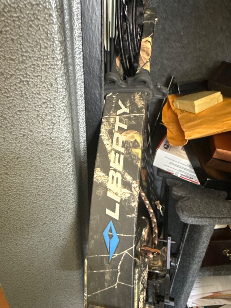 2008 diamond bowtech liberty compound bow with arrows and lances