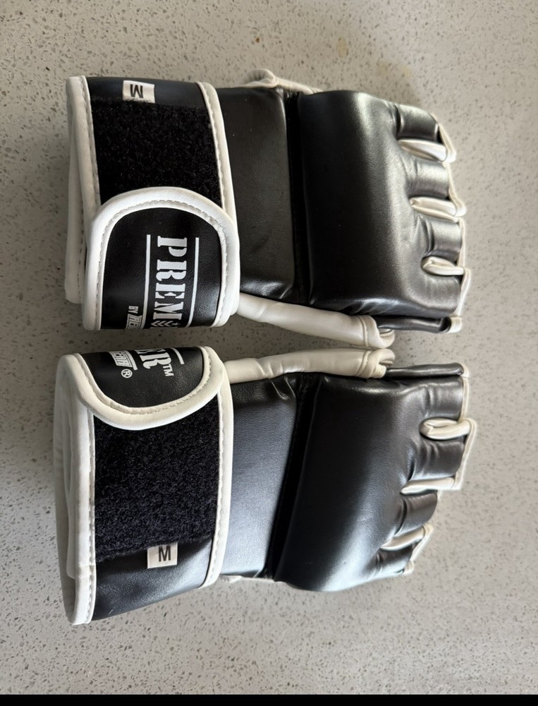 Mma Gloves Size Medium Men Ajustable NEW