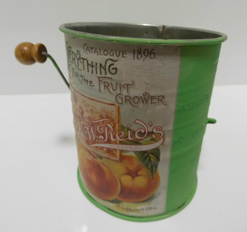 (B4)  Decorative Vintage Flower Sifter ￼