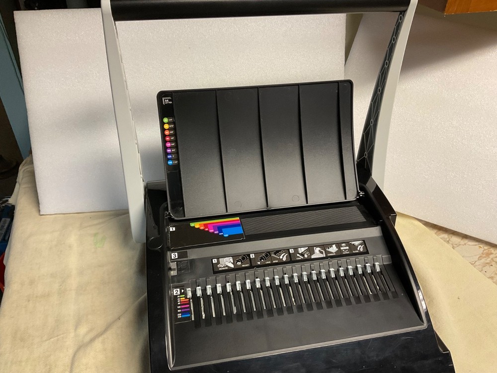 Swingline GBC CombBind C20 Binding Machine - 30 Sheet Capacity