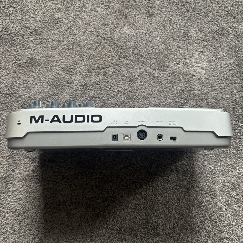 M-Audio Oxygen 8 v2 MIDI USB Keyboard Controller 25-Key Compact Great Condition