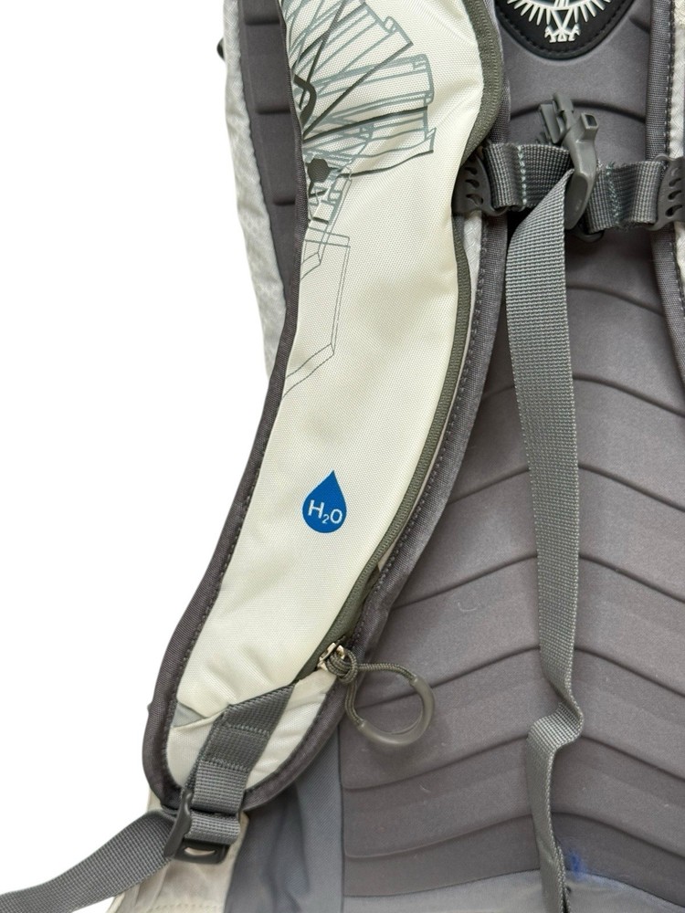 Osprey Karve 11 Backpack Ski Snowboard Hydration Pack Gray White Size M/L