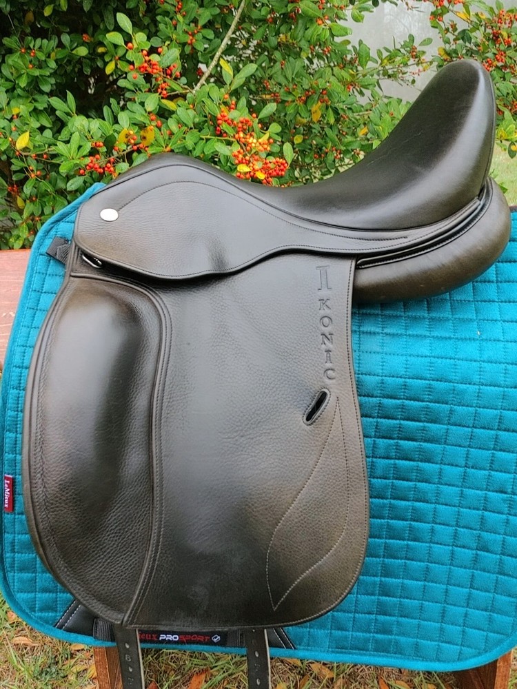IKONIC PRO Dressage Saddle / 17" Adjustable width