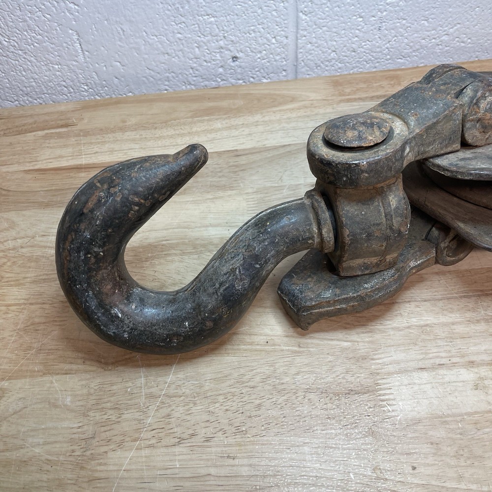 Industrial Snatch Block Solid Iron Pulley - 45lbs