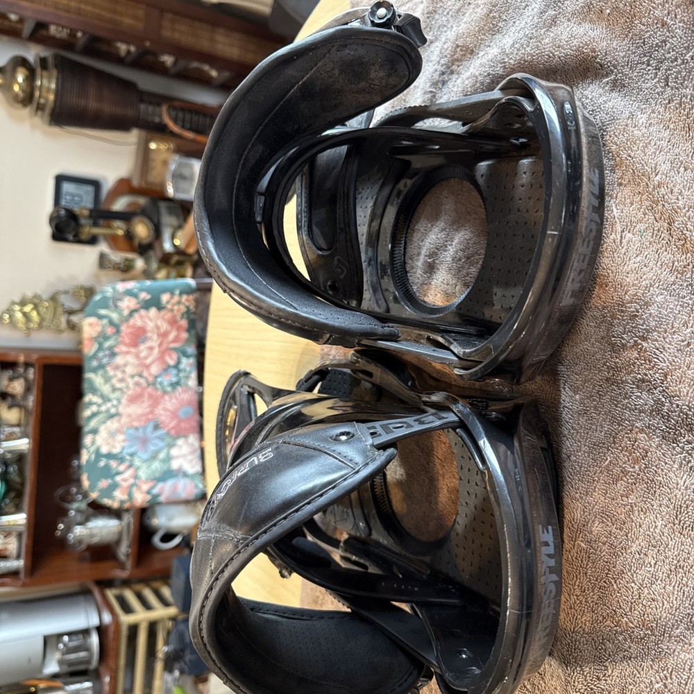 Burton Freestyle Bindings Size Large With Discs - Black
