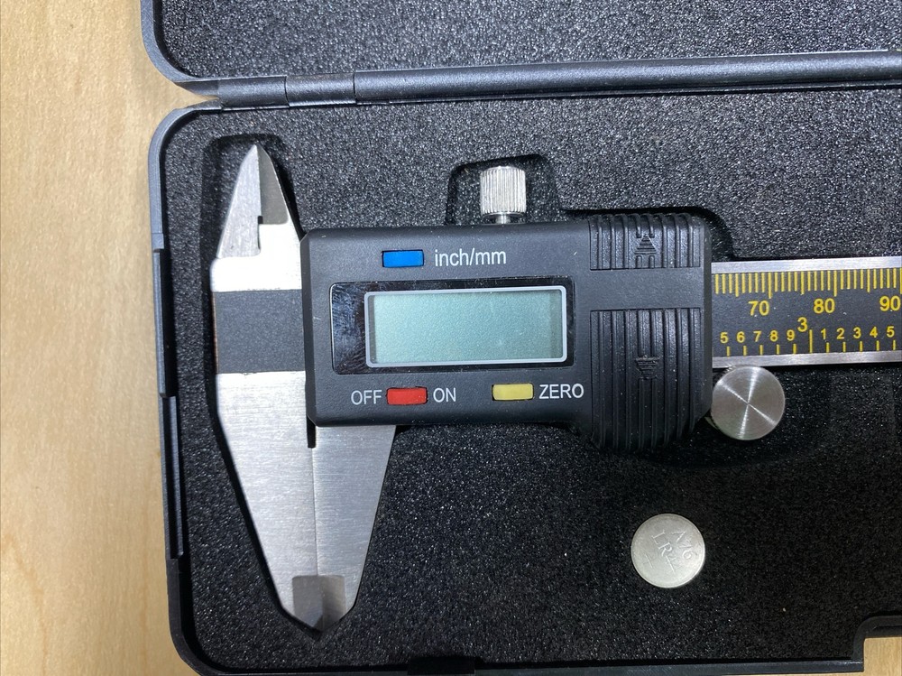 Digital caliper 0-150mm With Case And 3 Batteries B42