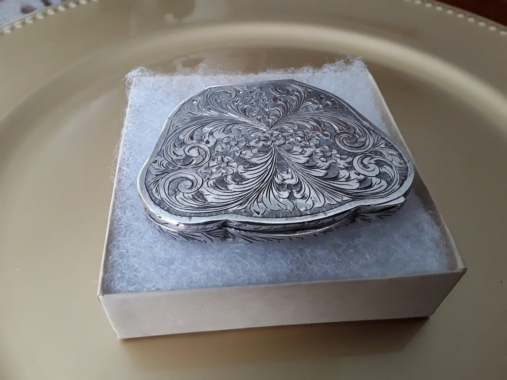 800 silver powder Case With Beautiful Flowers Design