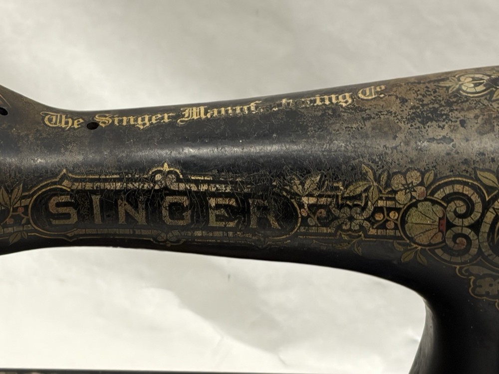 ANTIQUE SINGER SEWING MACHINE