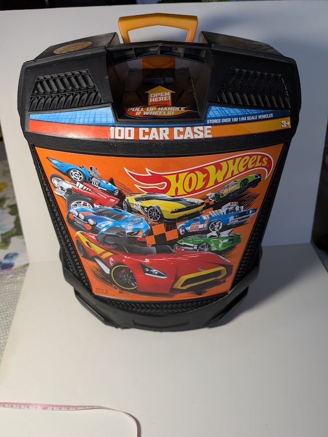 Hot Wheels 100 Car Carrying Case With Rollers & Extendable Handle.