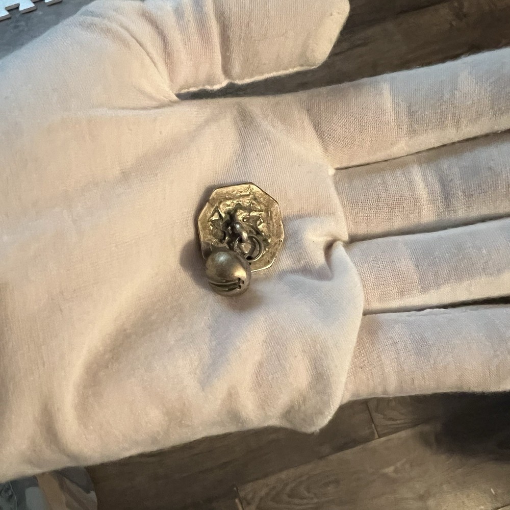 VINTAGE SAMURAI OR FIGURAL SILVER TOGGLE BUTTON Octagon shape 4.19g (Tiny hole )