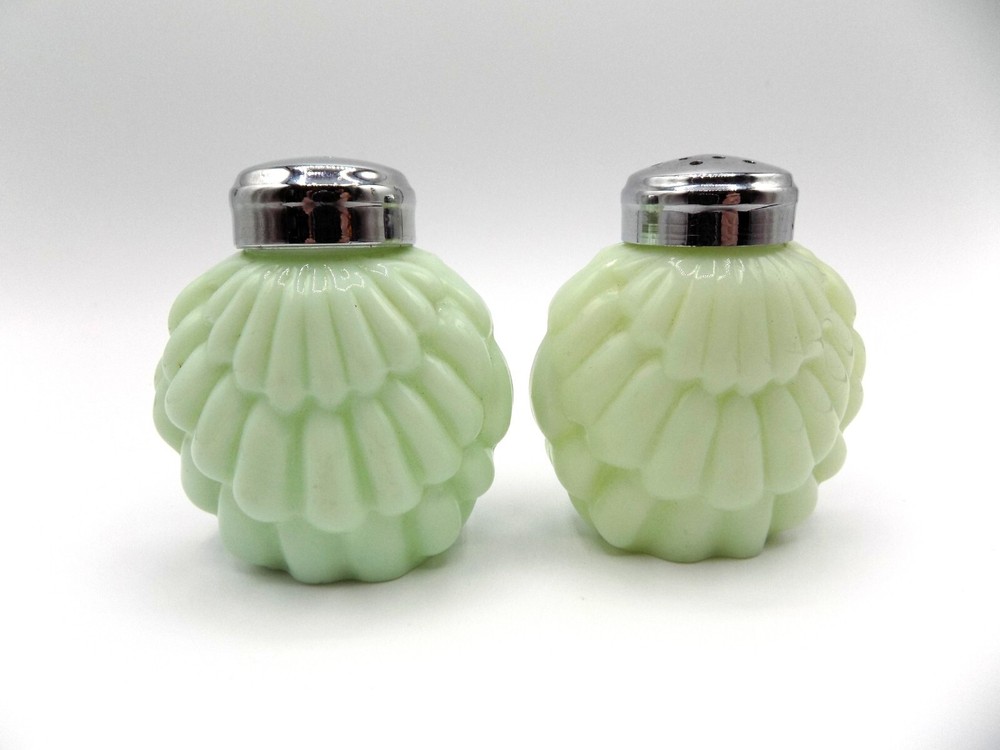 EAPG CONSOLIDATED Green Overlapping SHELL Pattern Salt & Pepper Shakers