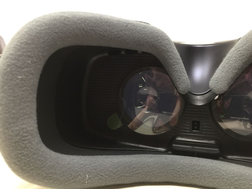 Samsung Gear VR Headset - Powered by Oculus