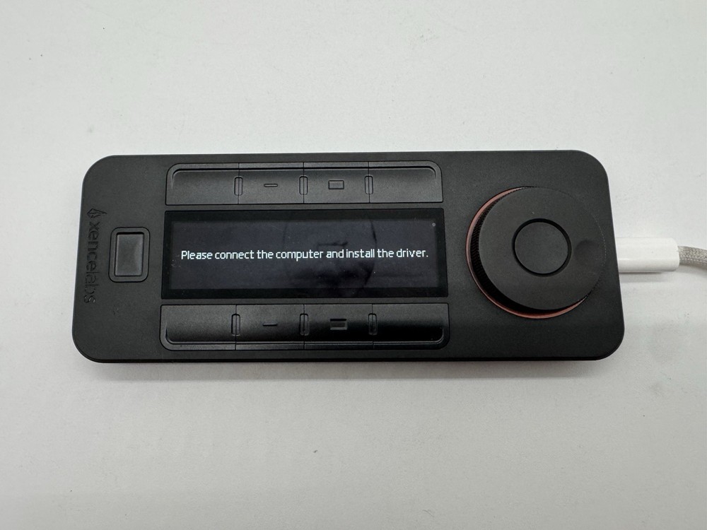 Xencelabs Quick Keys Remote Shortcut Controller w/ Case Powers On