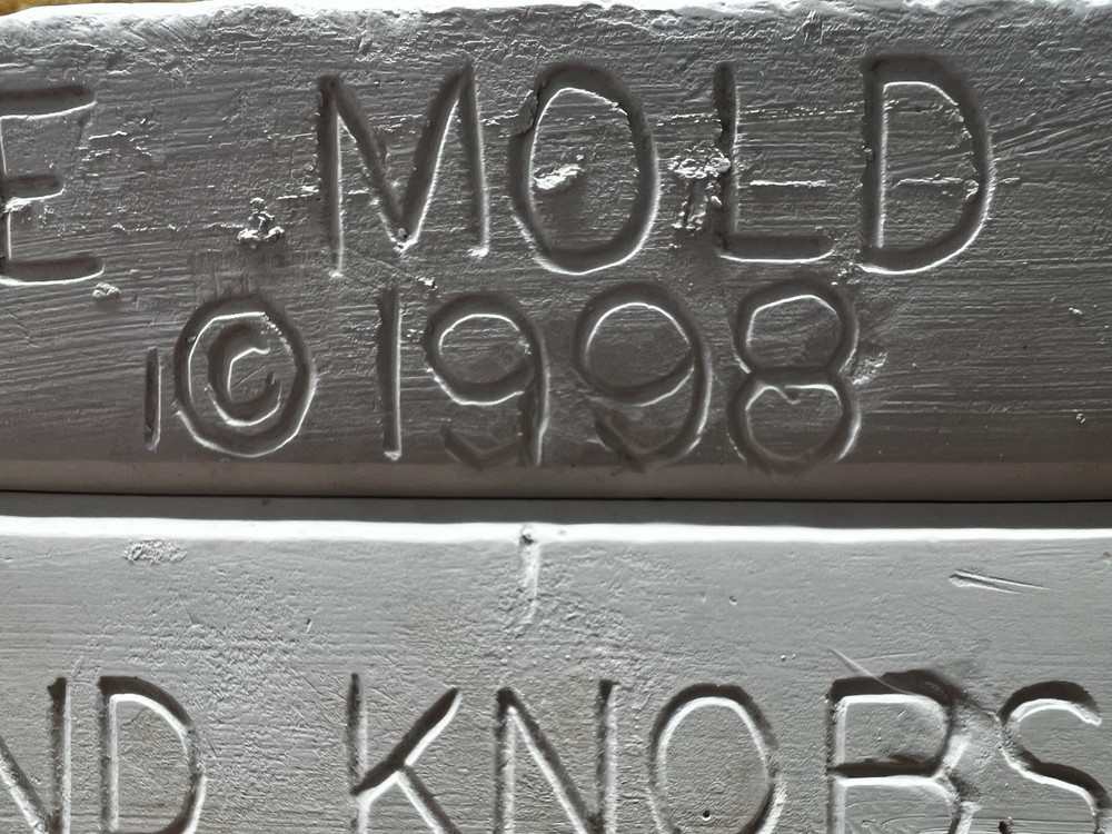 Vintage 1998 Boothe Mold Co #1370 Round Knobs