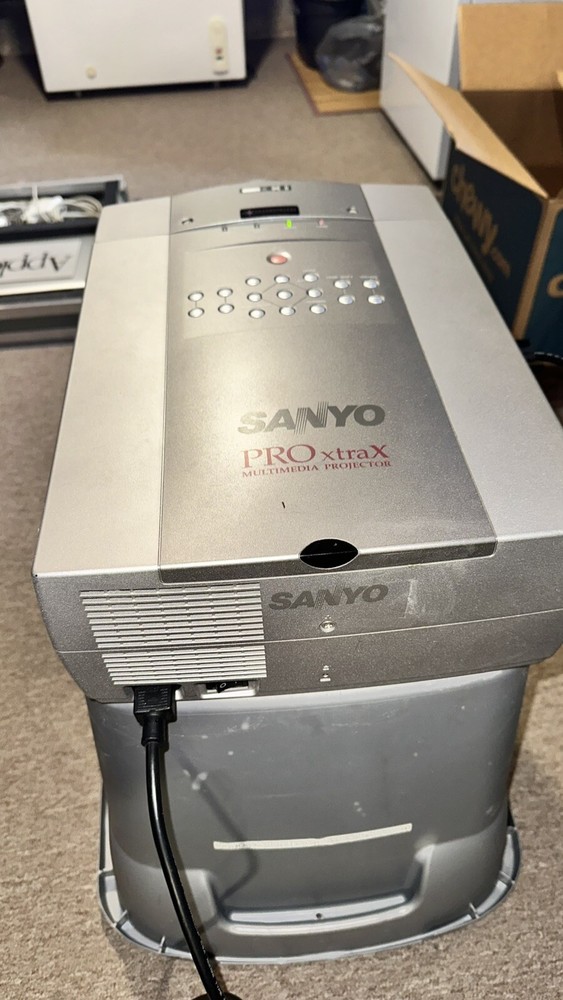 Sanyo PLC-XP30 Large Venue Presentation Projector - PRO xtraX Multimedia -TESTED