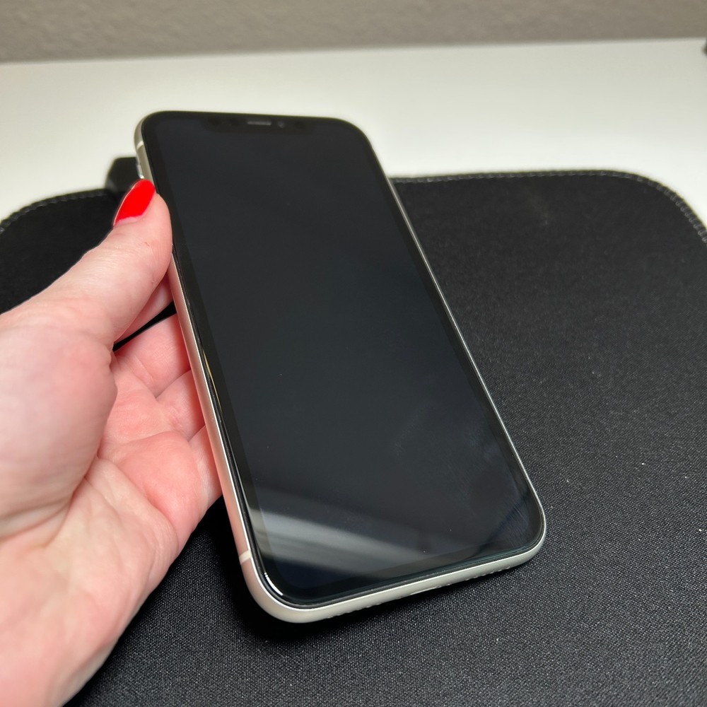 Apple iPhone 11 - 64 GB - White Unlocked READ DESCRIPTION