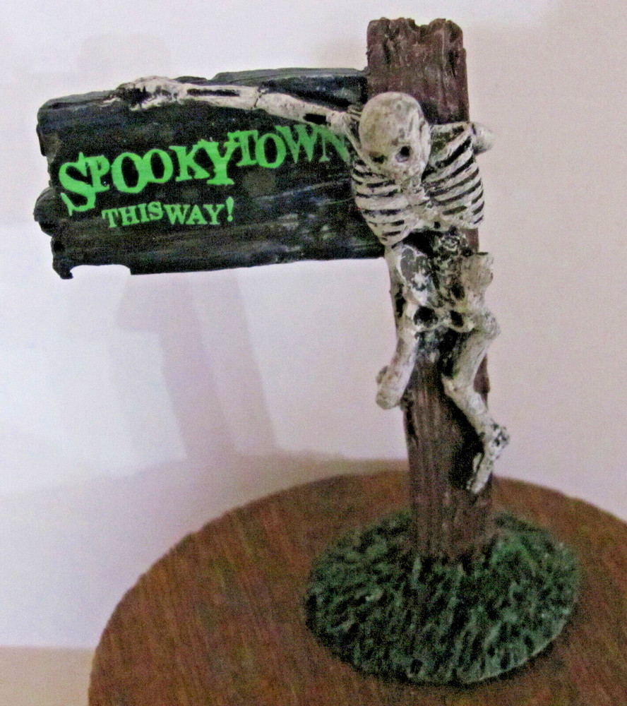 Lemax Spooky Town Accessory - Spookytown This Way! #44743