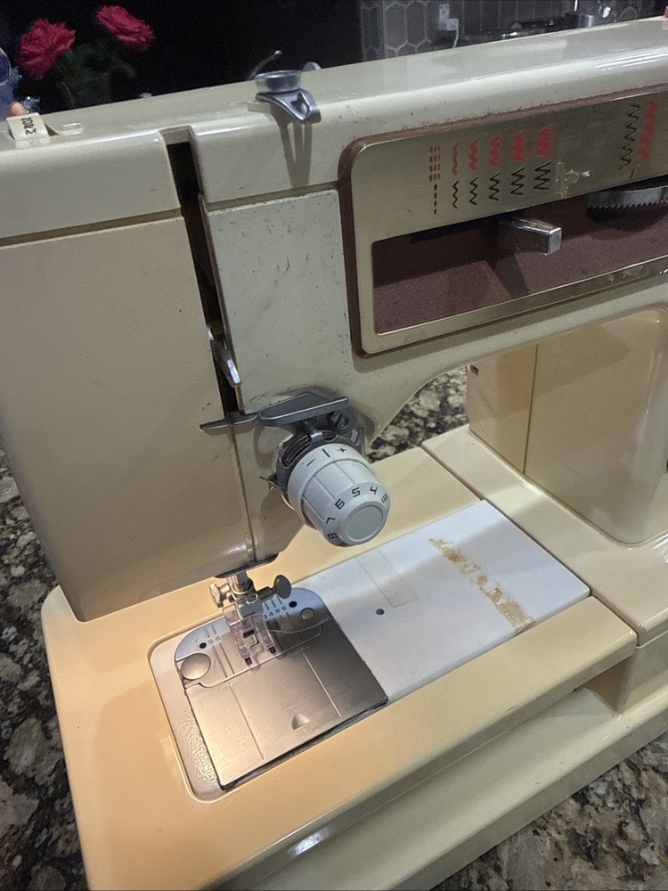 Singer Sewing Machine Model 6105 with Foot pedal 9 Pattern Zig Zag Tested Works