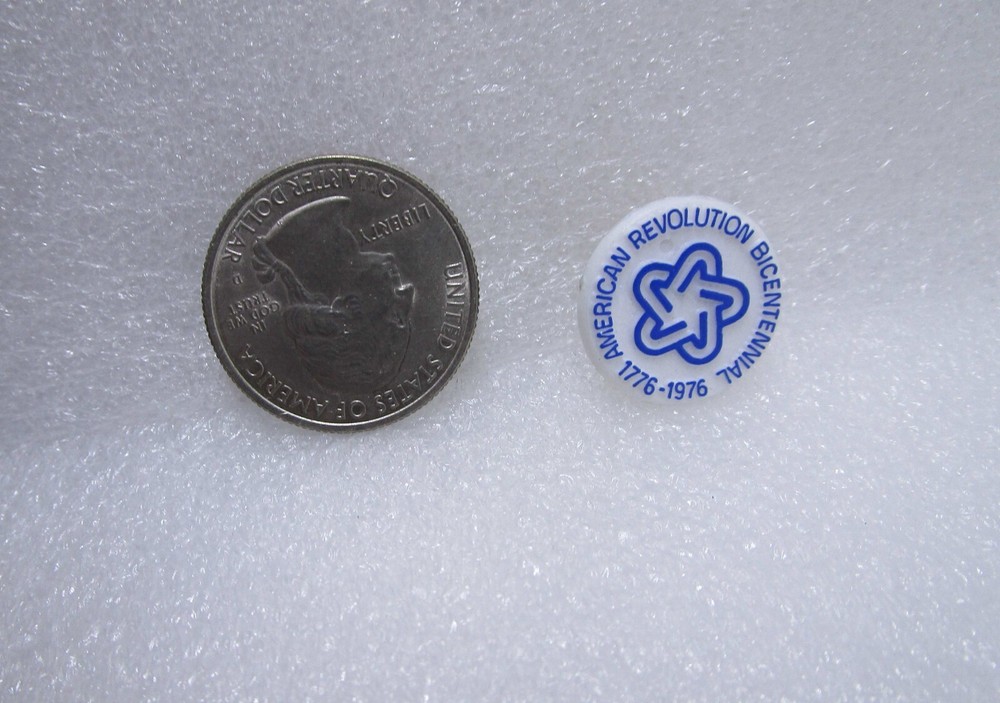 1976 American Revolution Bicentennial Plastic Pin
