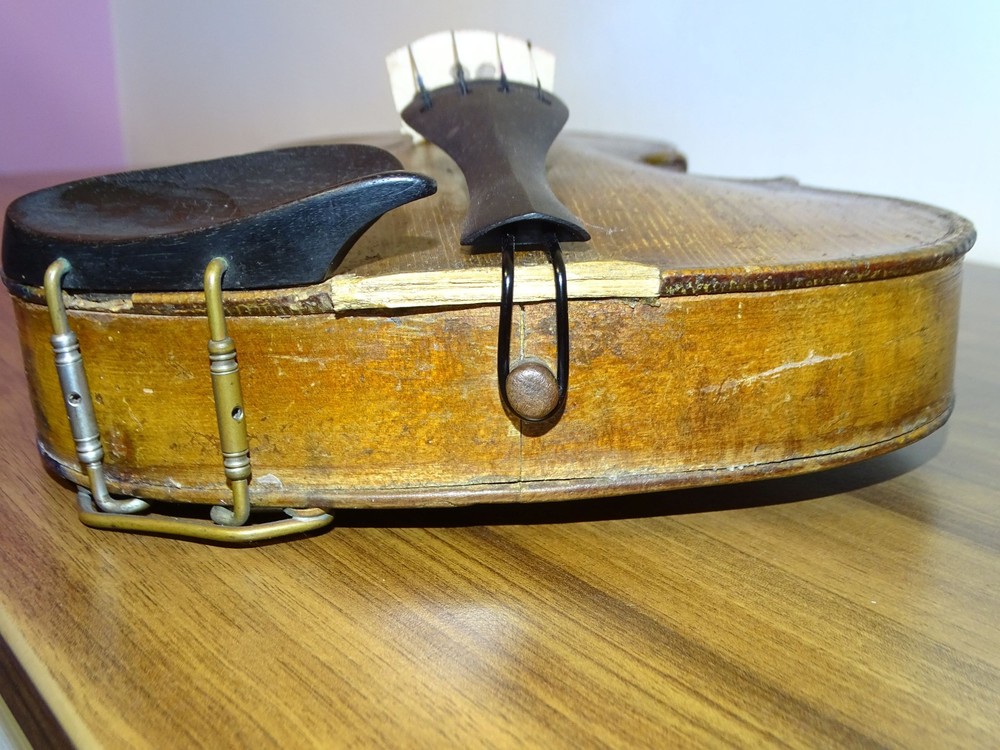 VERY OLD VIOLIN labelled JOHN SHAW (Nr. 221)