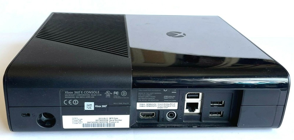 XBOX 360 CONSOLE + 2 CONTROLLERS, CHARGER, KINNECT, POWER, HDMI CABLES & 3 GAMES