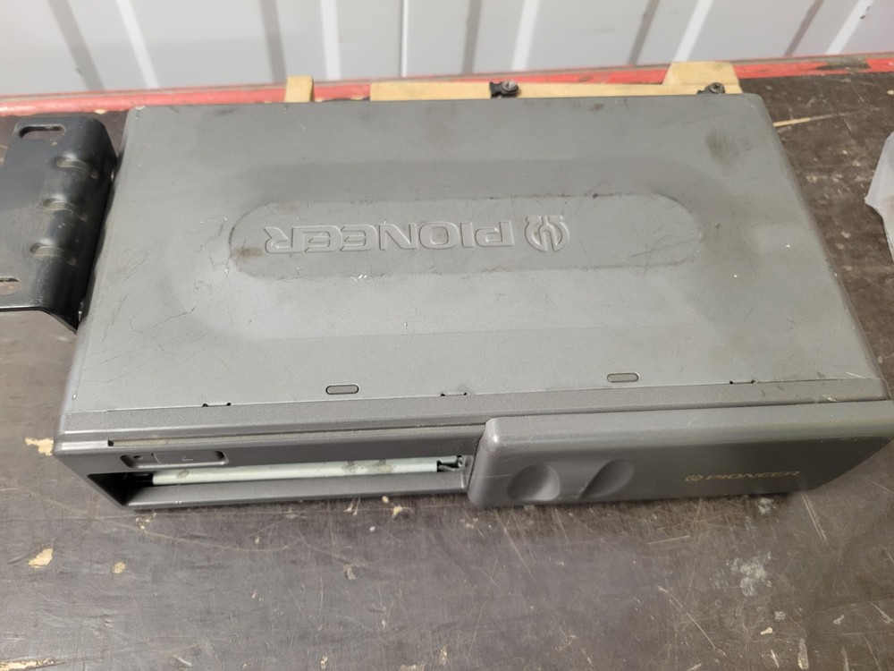 PIONEER CDX-P610 6 CD Changer - UNTESTED