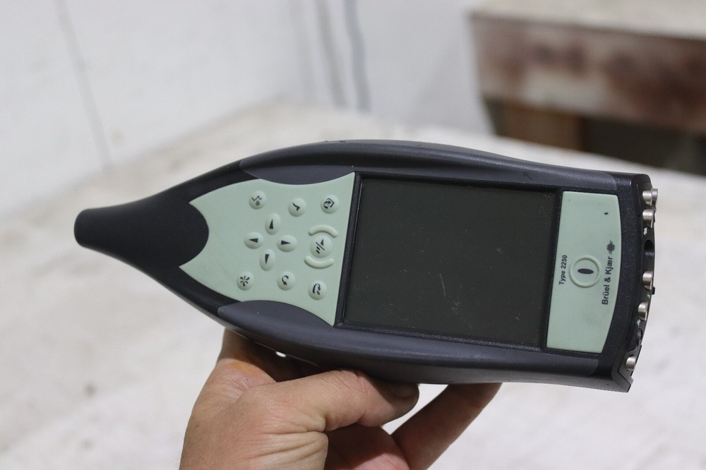 BRUEL & KJAER 2250 HAND-HELD ANALYZER W/4952 MICROPHONE