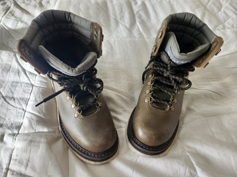 Simms Freestone Leather Felt Bottom Wading Boots w/ studs - Men's Size 9 - Used