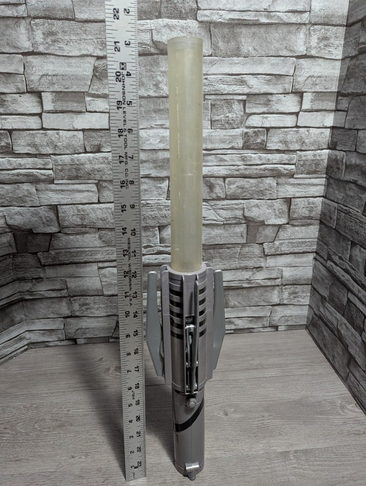 NOT WORKING Star Wars Force Unleashed Lightsaber Apprentice Sith Starkiller Prop