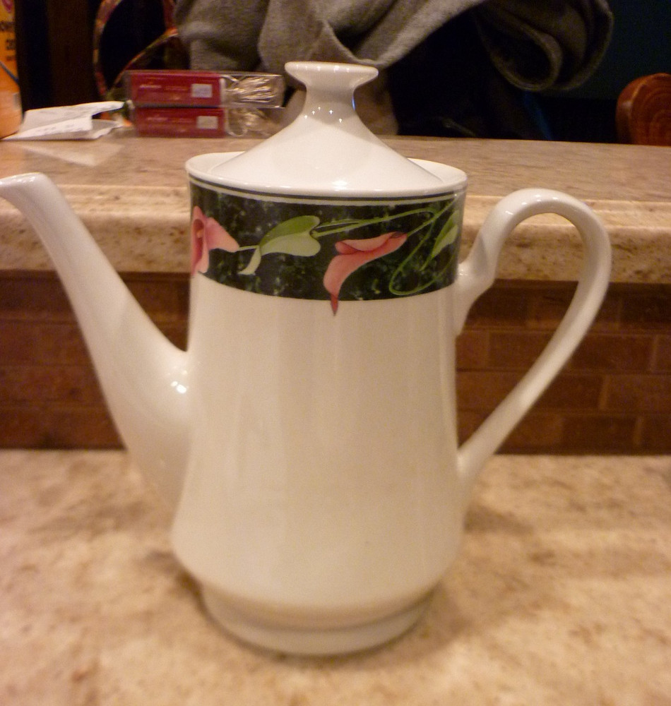 Gibson Trumps Coffee Pot With Lid