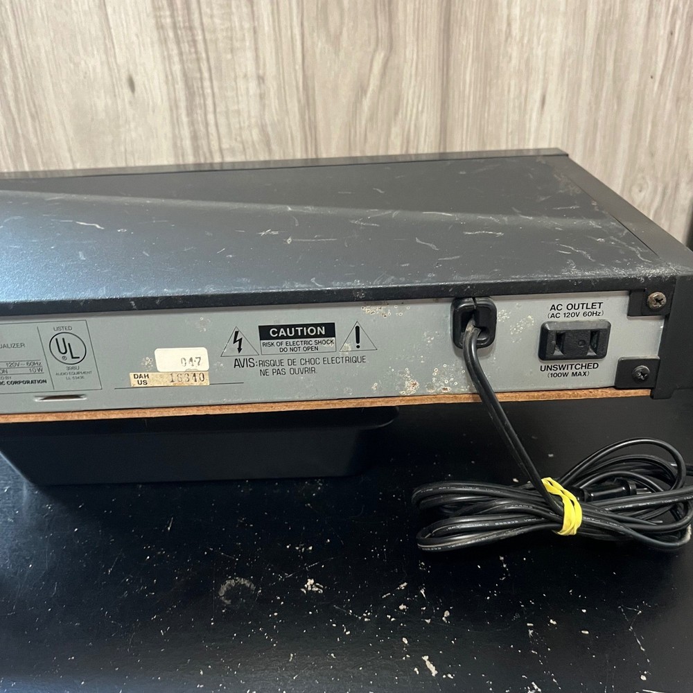MITSUBISHI DA-G108 7-Band Stereo Graphic Equalizer Powers On (read)