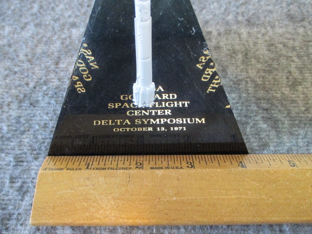 NASA GODDARD SPACE FLIGHT DELTA ROCKET SYMPOSIUM 1971 LUCITE DESKTOP MODEL -RARE