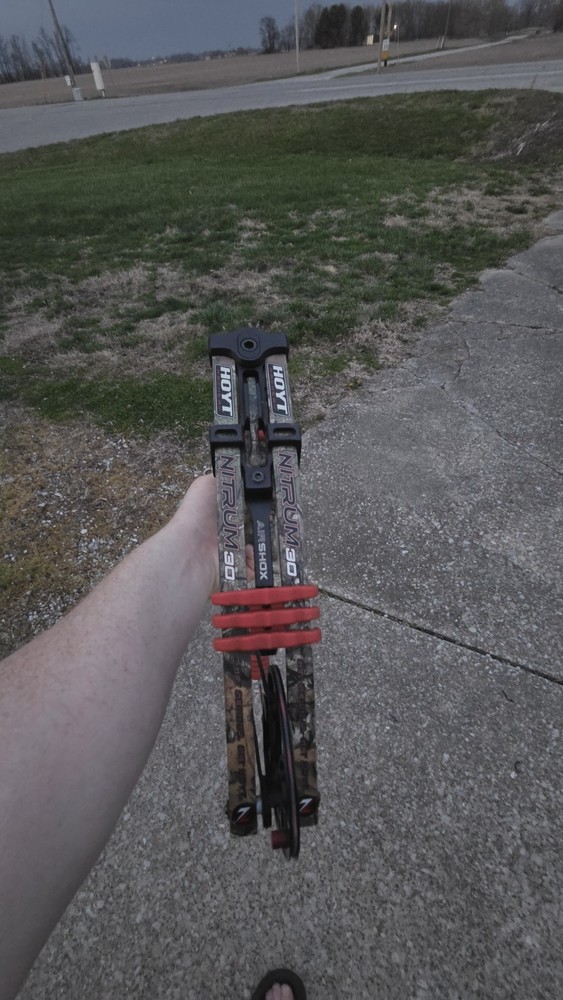Hoyt Nitrum 30 Compound bow New string and cables last August. Everything in pic