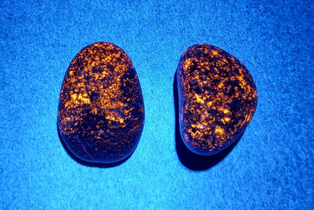 Fluorescent Sodalite ( Yooperlite )   0.7 oz Total.   2 Small Bright Stones