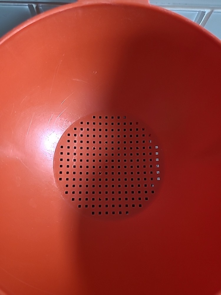 Vintage Tupperware #1523-2 Large 2 Quart Colander Strainer w/ Handle RED-ORANGE