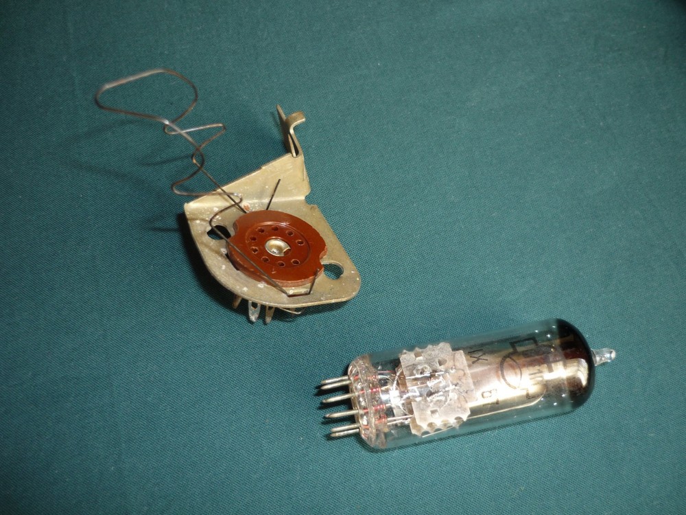 1pc. 6E1P / 6Е1П ~ EM80, 6BR5 Magic Eye Indicator EXTRA SHARP. with SOCKET